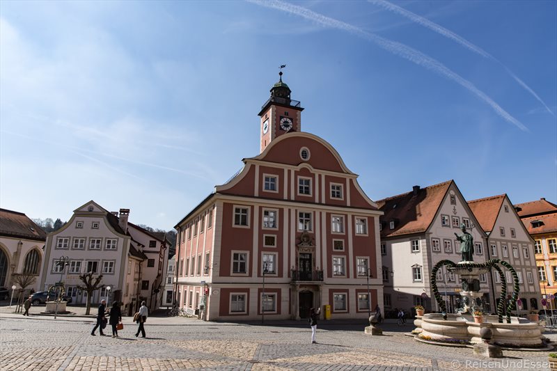 Rathaus mit neubarocker Fassade am Marktplatz in Eichstätt