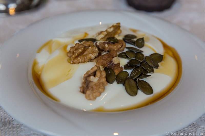 Joghurt mit Walnuss, Kerne und Honig am Wohlfühlwochenende im Hotel Dirsch