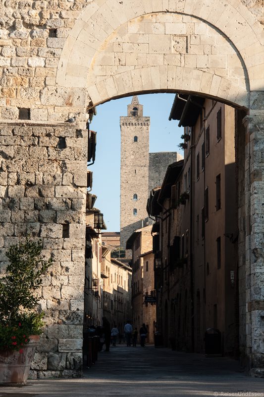 Gasse mit Geschlechtertum in San Gimignano