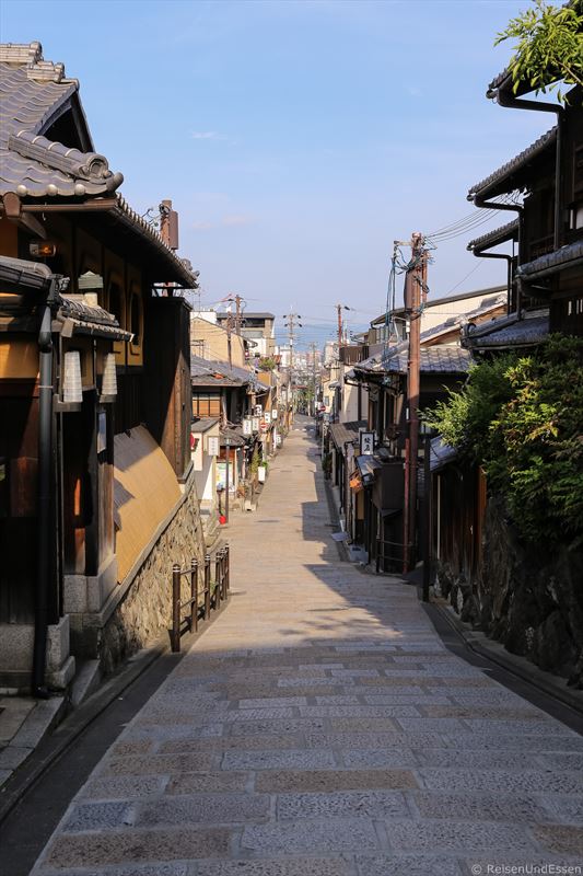 Gassen in Kyoto im morgendlichen Sonnenlicht