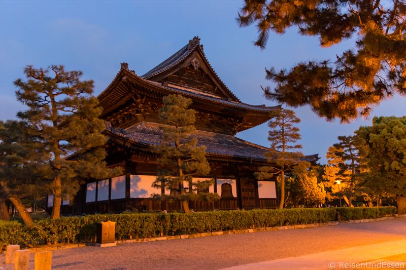 Tempelanlage Kennin-ji bei Anbruch der Nacht
