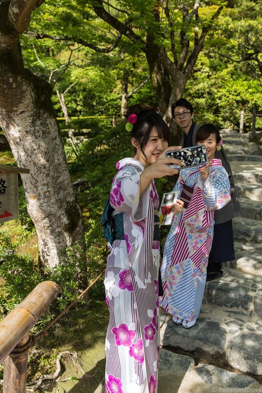 Japanische Frauen im Kimono beim Selfie