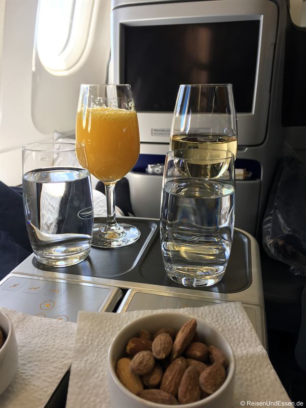 Nüsse und Champagner - Flug von München nach Bogota mit Lufthansa in der Business Class