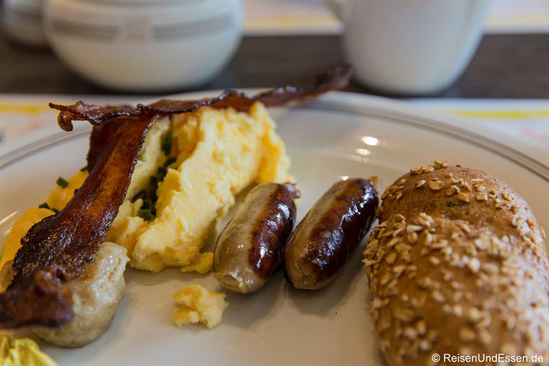 Rührei, Schinken und Nürnberger Bratwürste zum Frühstück