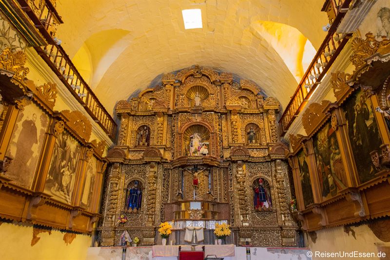 Altar in der Kirche in Maca
