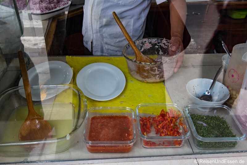 Zubereitung von Ceviche in einem Imbiss in Lima