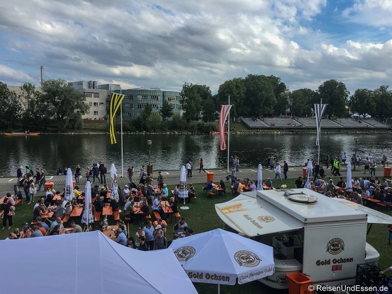 Essen und Trinken am Donauufer beim Fischerstechen