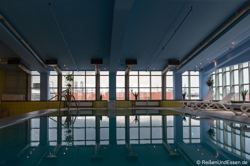 Schwimmbad im Maritim Hotel München