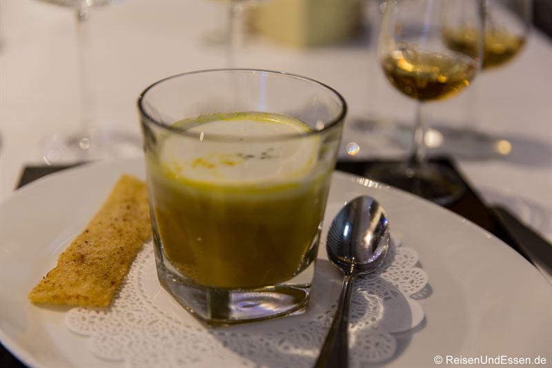 Kürbis-Currysuppe mit Whisky Haube bei Taste Moments in Maritim München