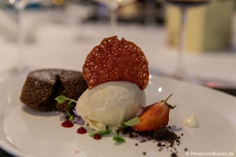 Schokoladen-Whisky-Kuchen mit Eis bei Taste Moments im Maritim Hotel München