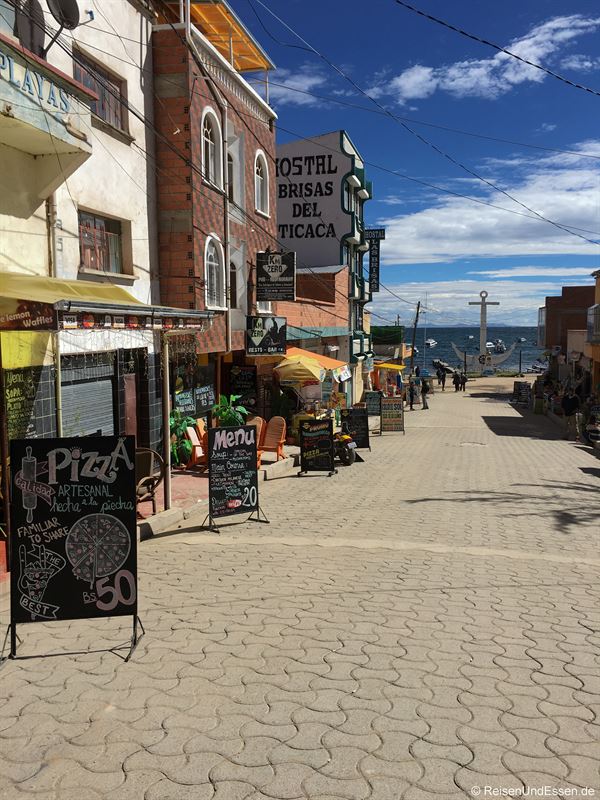 Straße zum Hafen in Copacabana am Titicacasee