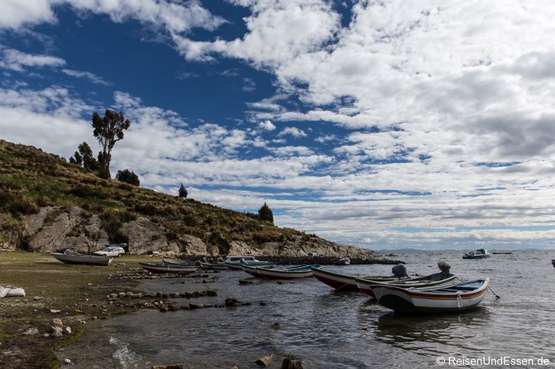 Schiffe bei Copacabana am Titicacasee beim Ausflug auf die Isla del Sol