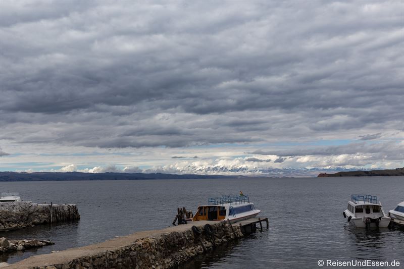 Blick vom Hafen Yumani auf die bolivianischen Kordilleren