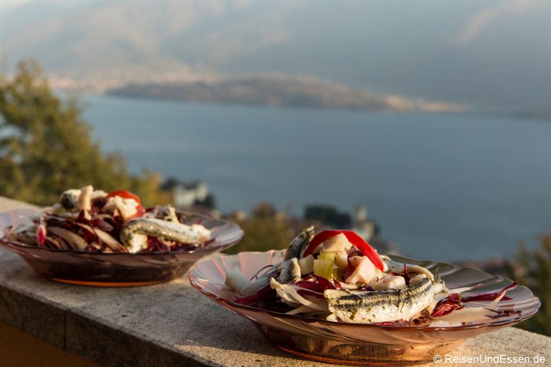 Salat, Sardellen und Meeresfrüchte zum Abendessen am Comer See