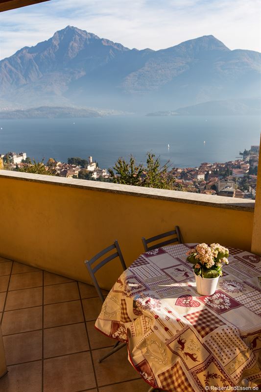 Balkon und Tisch bei der Ferienwohnung mit Aussicht auf Comer See