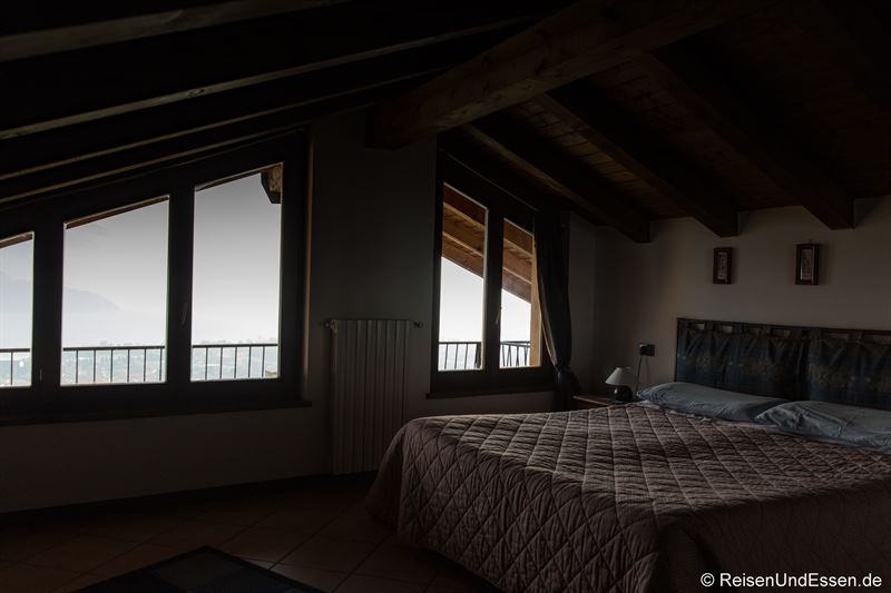 Schlafzimmer in der Ferienwohnung am Comer See in Gravedona