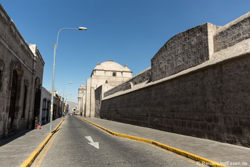 Straße in Arequipa mit der Mauer zum Kloster Santa Catalina