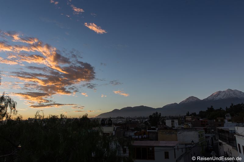 Blick am Abend auf die Vulkane bei Arequipa