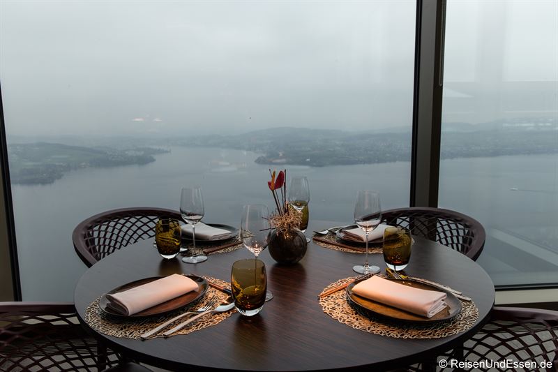 Tisch im Spices Kitchen & Terrace mit Blick auf Vierwaldstädter See