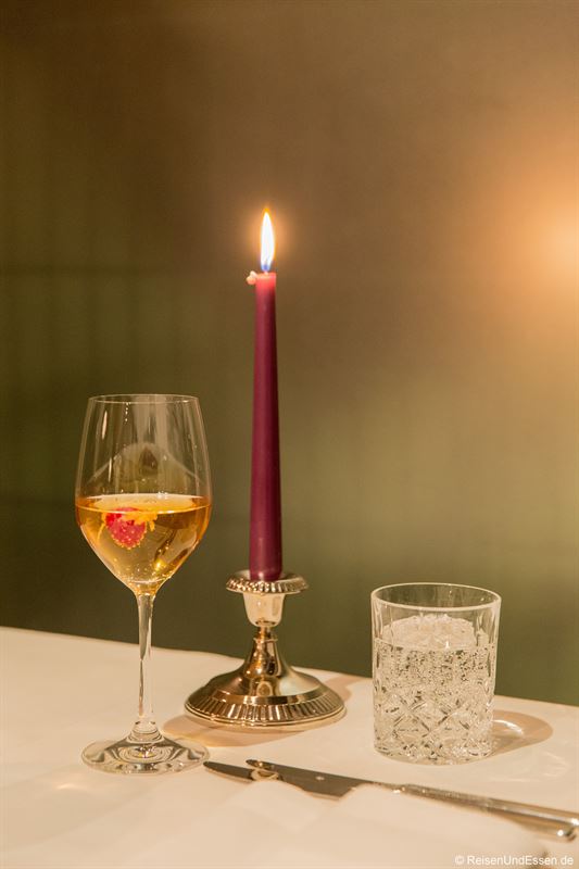 Aperitif mit weißem Portwein, Tonic und Zitrone im Inszenario Restaurant