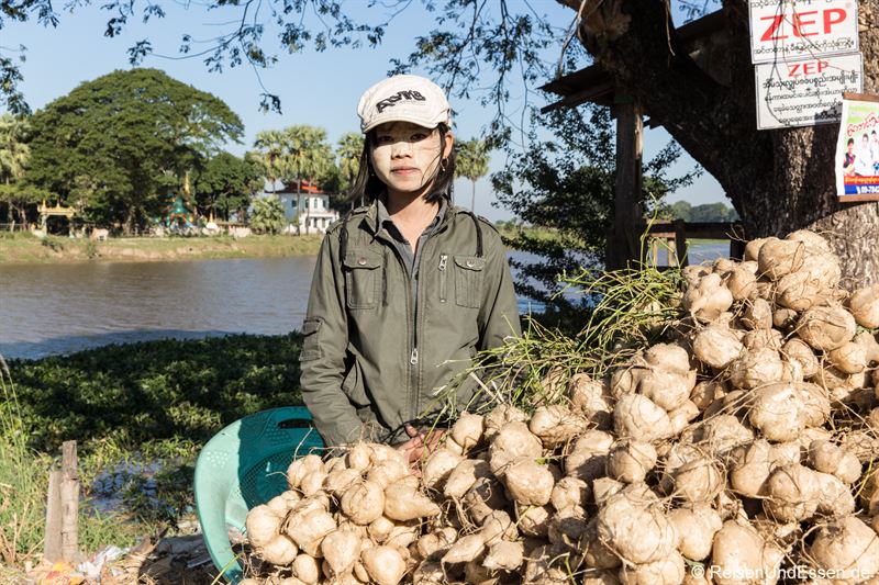 Stand mit Gemüse während der Fahrt - Goldener Fels in Myanmar