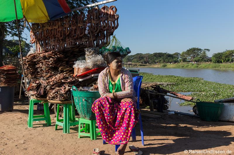 Verkäuferin von getrocknetem Fisch beim Ausflug - Goldener Fels in Myanmar