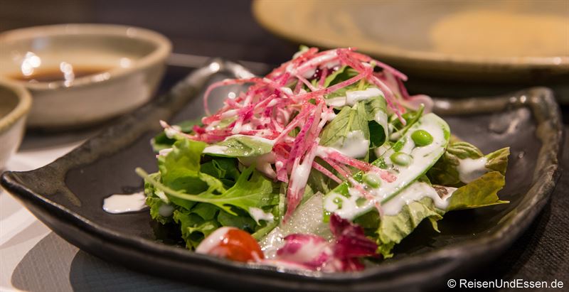 Frischer grüner Salat zum Menü mit Kobe Rind