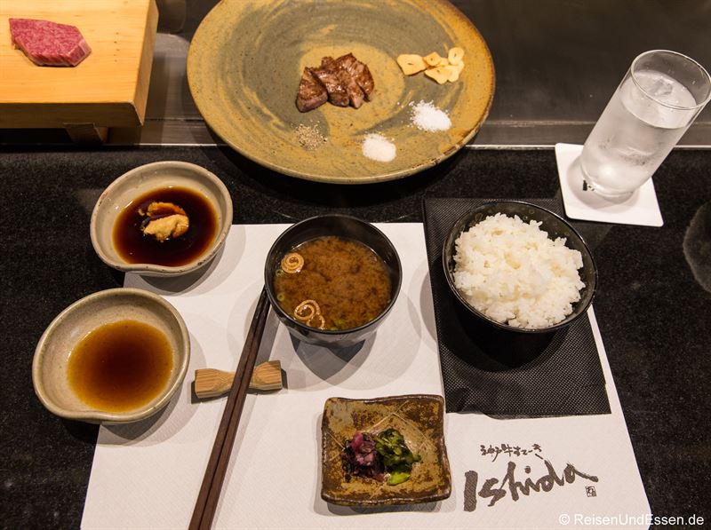 Mittagsmenü mit Kobe-Rind, Miso-Suppe, gedämpften Reis und eingelegtem Gemüse