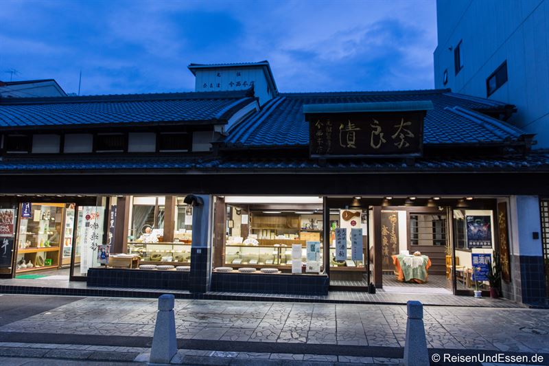 Geschäft in der Innenstadt von Nara bei Nacht