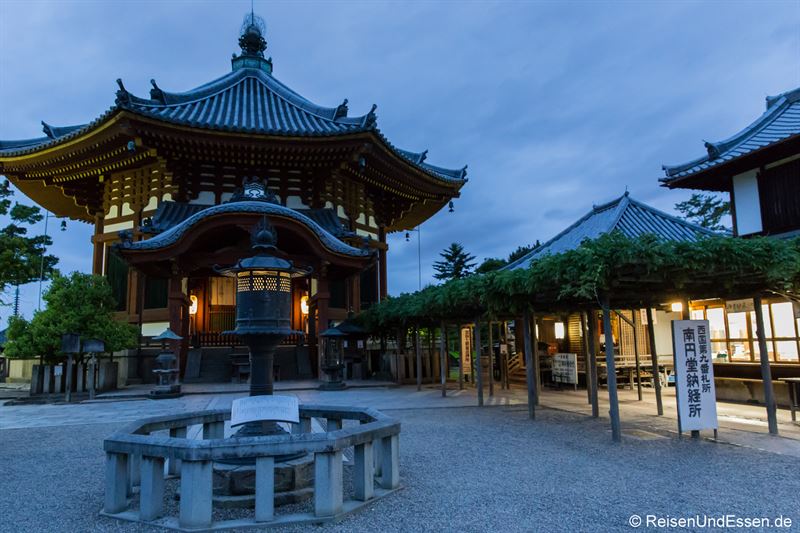 Tempel Nanendo bei Nacht - Sehenswürdigkeiten in Nara