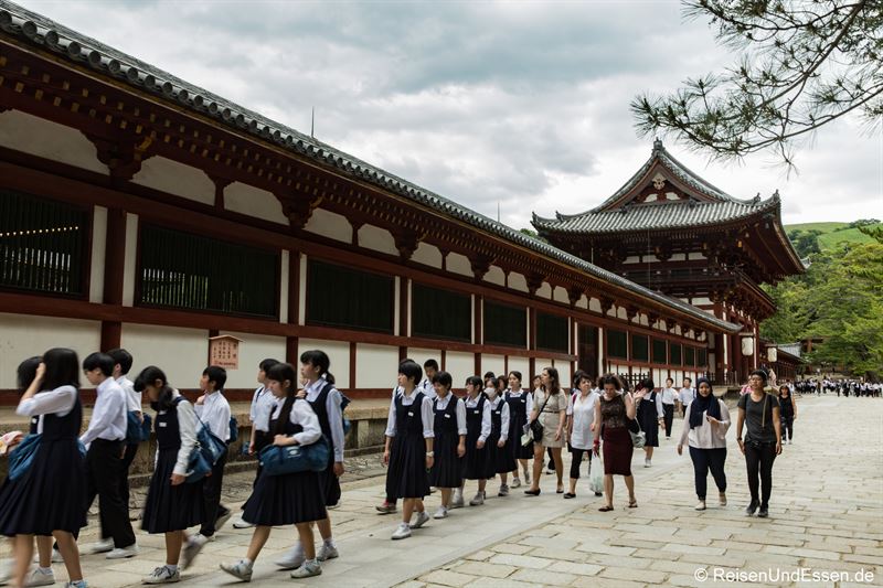 Schülergruppe am Tempel Todai-ji in Nara
