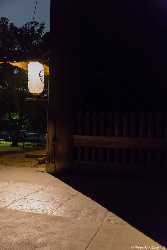 Laterne am Todai-ji in Nara bei Nacht