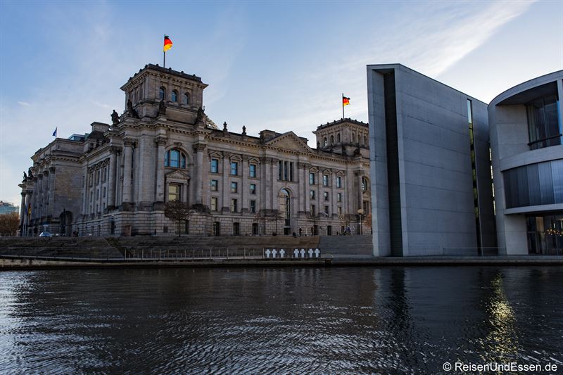 Blick auf Reichstag und Spree in Berlin
