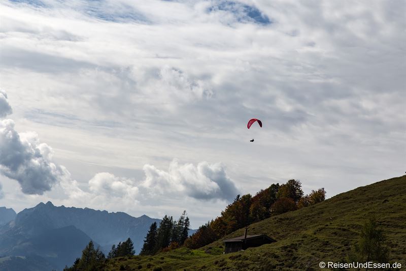 Paraglider über der Taubenseehütte
