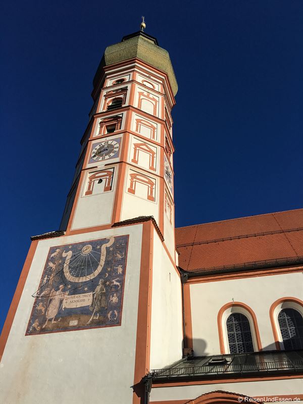 Turm mit Sonnenuhr vom Kloster Andechs