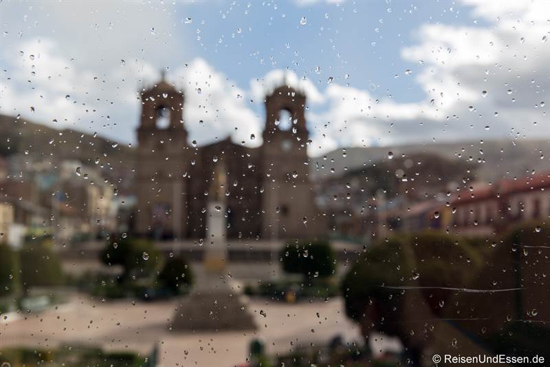 Regenschauer in Puno im Restaurant Moysa