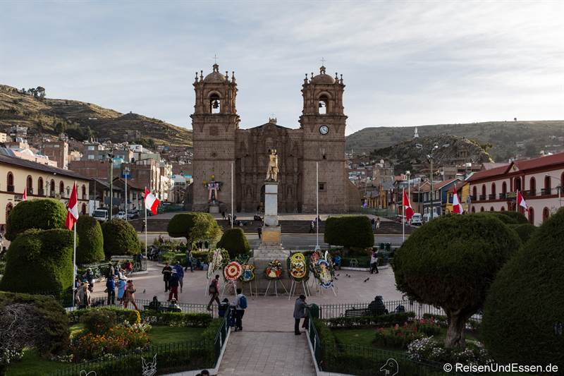 Basilica Menor und Plaza del Armas in Puno