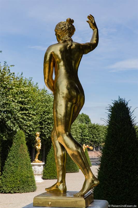 Goldene Figur im Gartentheater