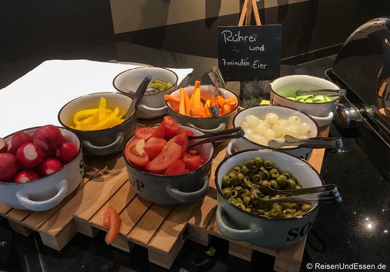Gemüse beim Frühstück-Buffet im Mercure Hotel Stuttgart City Center