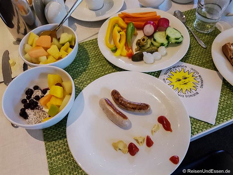 Tisch mit unserem Frühstück im Mercure Stuttgart