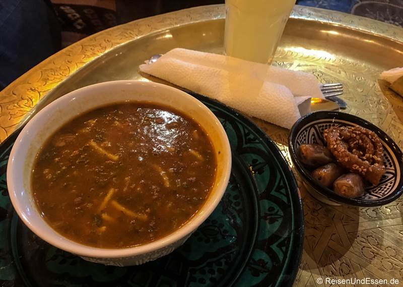 Harira-Suppe im Restaurant in Marrakesch