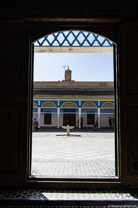 Blick durch das Fenster auf den Innenhof im Bahia Palast