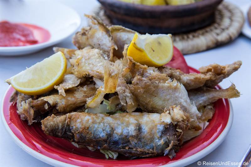 Frittierter Fisch im Restaurant in Marrakesch