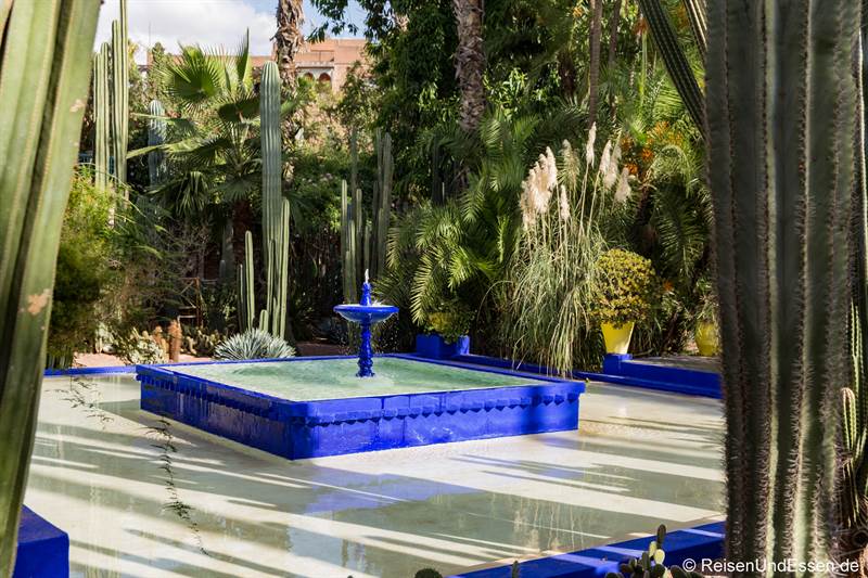 Brunnen beim Haus von Yves Saint Laurent im Jardin Majorelle in Marrakesch