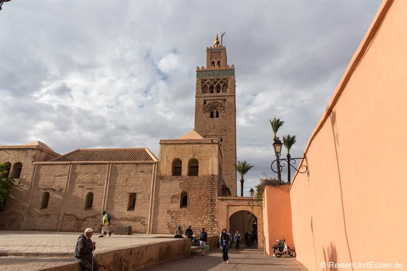Seitenansicht der Koutoubia Moschee in Marrakesch