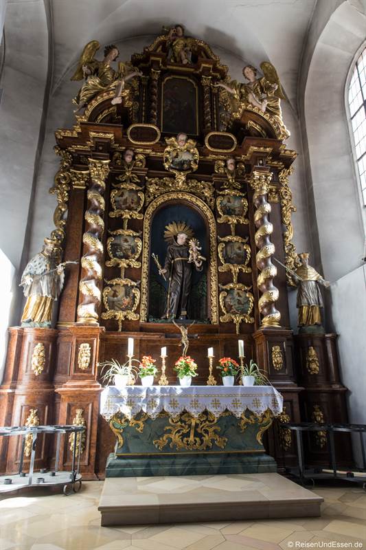 Altar in der Wallfahrtskriche auf dem Kreuzberg