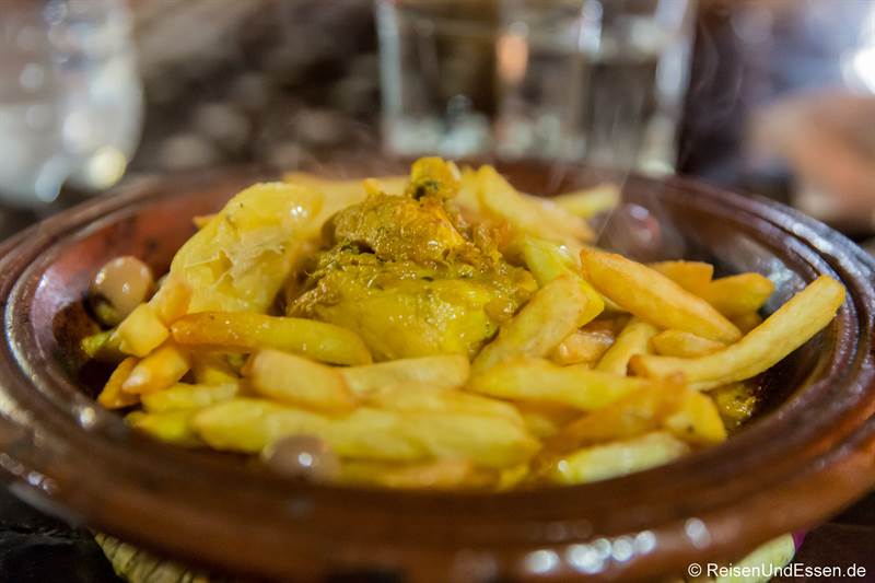 Tajine mit Hähnchen und Pommes im Dar Naji in Rabat