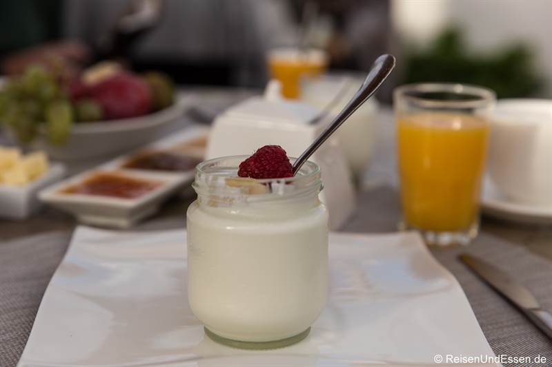 Joghurt zum Frühstück im Riad Dar Soufa in Rabat