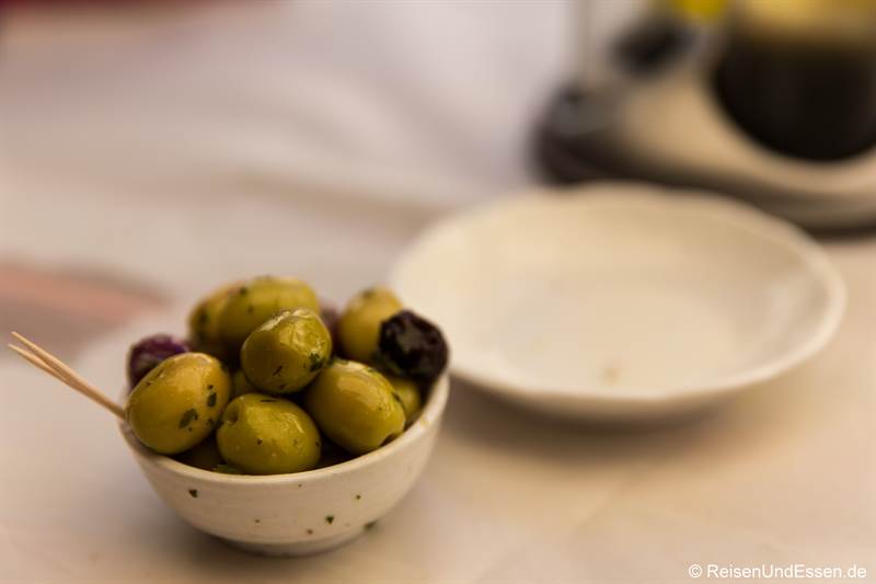 Oliven als Appetizer in einem Restaurant