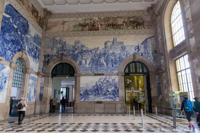 Halle im Bahnhof Sao Bento in Porto